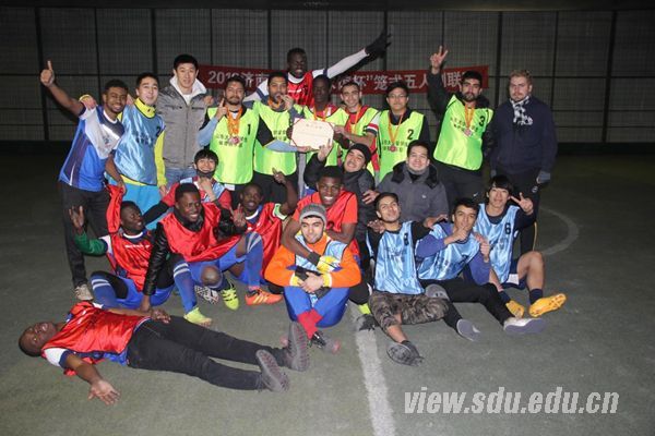 山东大学留学生体育俱乐部举办足球比赛
